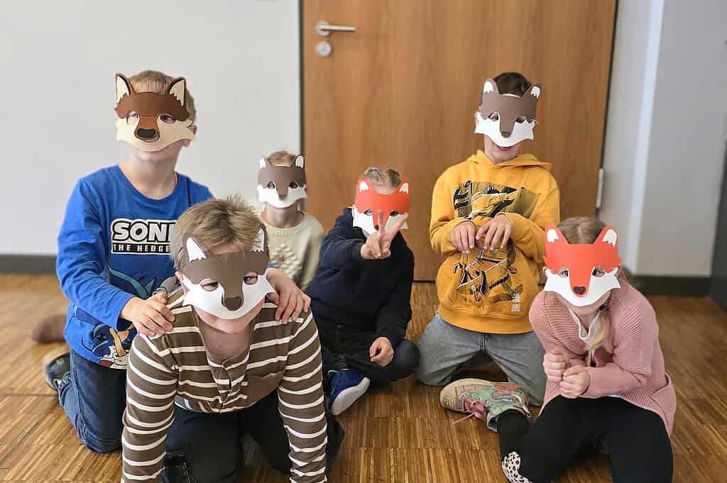 Kindergruppe im SJZ Zingst trägt Tiermasken für das Umwelt-Musical.