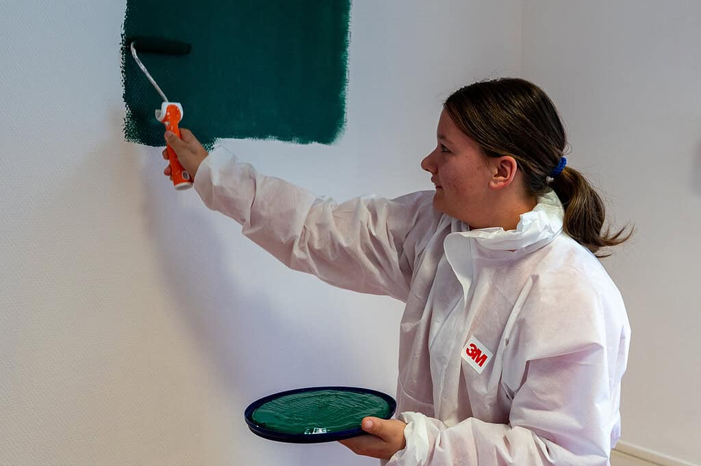 Jugendliche beim Streichen eines Fensters im neuen Jugendzentrum in Zingst.