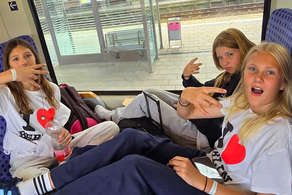 Jugendliche entspannen im zug nach Berlin