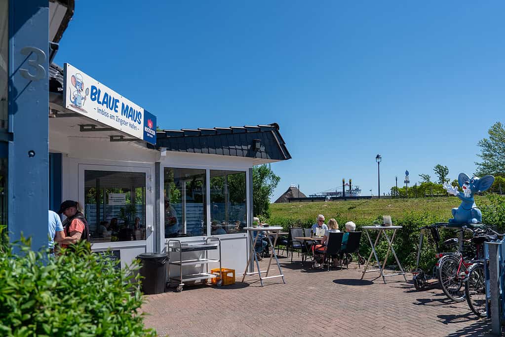 Außenansicht des Blaue Maus Cafés in Zingst bei sonnigem Wetter.