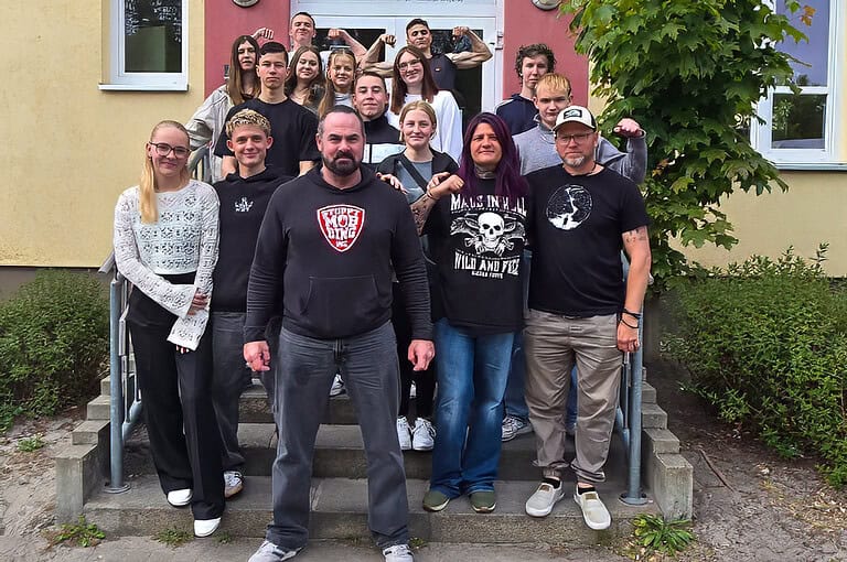 Gruppenfoto der Teilnehmenden und Betreuer des SJZ Zingst mit Carsten Stahl beim Projekttag gegen Mobbing.