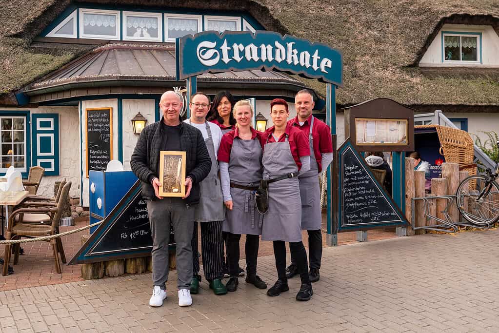 Team vor dem Strandkaten Zingst, gemütliches Restaurant an der Ostsee.