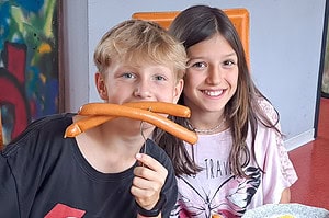 Kinder beim Spielen in den AGs Zingst, kreative Freizeitaktivitäten für Kinder.