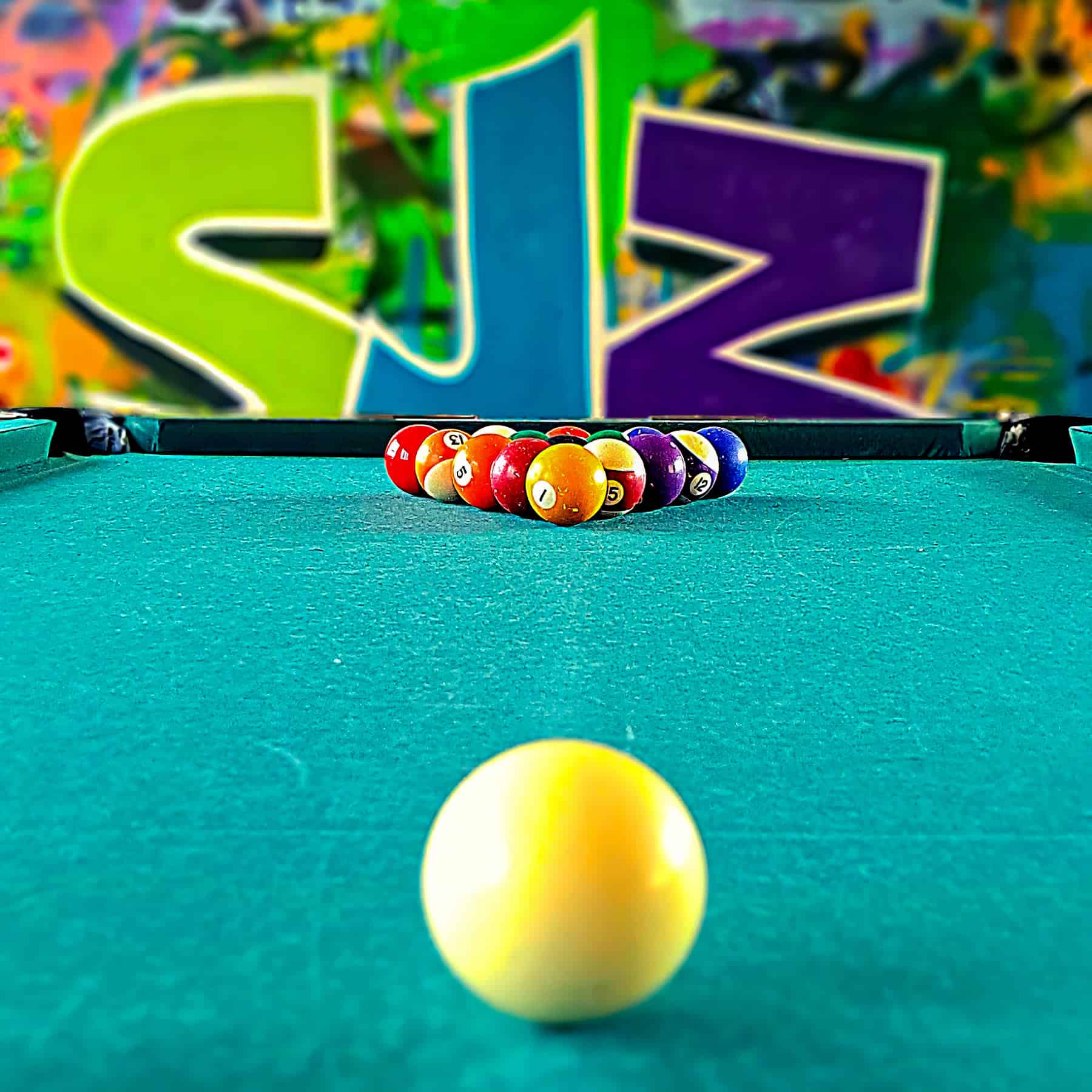 Poolbillard in der SJZ Zingst, beliebte Freizeitaktivität für Gäste und Einheimische.