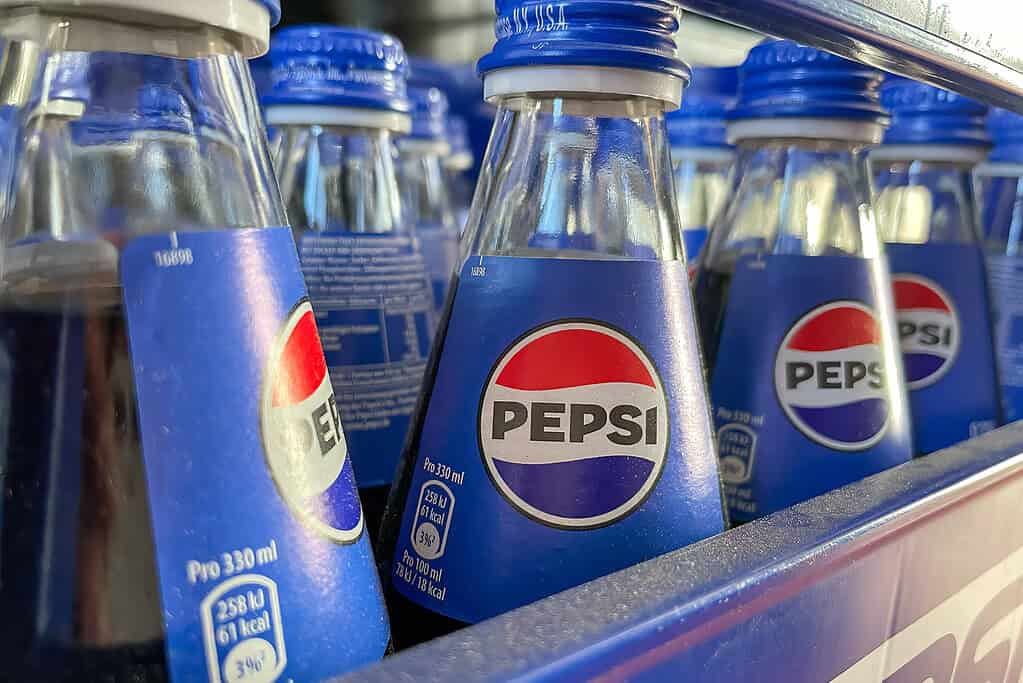 Mehrere Pepsi-Glasflaschen im Supermarktregal, Nahaufnahme.