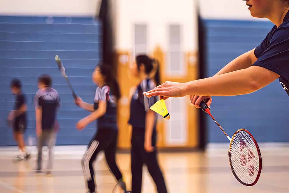 Badmintonspielerinnen beim TSG Zingst im Training, Fokus auf Technik und Teamgeist.