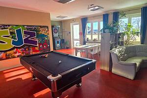 Spielzimmer im SJZ Zingst mit Billardtisch und gemütlicher Sitzecke.